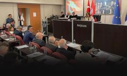 Karşıyaka’da gündem Bostanlı Pazaryeri tartışması... Bıçak sopa çıkarıp ses bombası attılar!