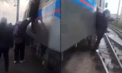 Tramvay raydan çıktı: Yolcular tahliye edildi!