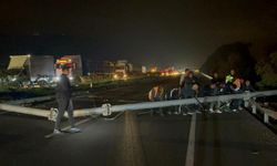 Açık TIR dorsesi hız tespit sistemi direğine indirdi!