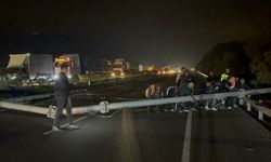 Aydın'da tırın açık kalan dorsesinin hız tespit sistemi direğine çarpması kamerada