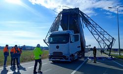 Açık unutulan tır dorsesi trafik levhasına çarptı: Trafik kilitlendi!