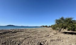 Fethiye sahilinde imara aykırı yapıların yıkımı sürüyor