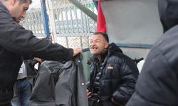 İzmir'de polis ıslanan engelliye yağmurluğunu verdi