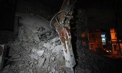 İzmir'de yıkımı yapılan inşaatın beton blokları eve zarar verdi