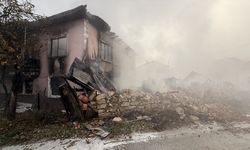 Kütahya'da 2 katlı evde yangın: Kullanılamaz hale geldi