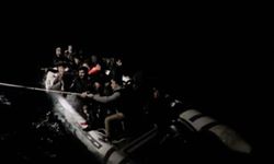 Muğla açıklarında can pazarı: Arızalanan lastik bottaki 29 kaçak göçmen kurtarıldı!