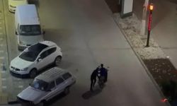 Park halindeki motosikleti çaldılar: 3 çocuk kameraya yakalandı!