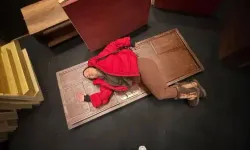 Aslı Bekiroğlu'nun kafasına kapı düştü: Sahnede korkutan anlar