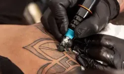 Kırmızı ve siyah dövmelerde büyük risk!