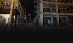 İzmir'de apartman yıkımında korku dolu anlar! Beton bloklar eve zarar verdi