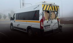 Bir günde iki servis kazası: 10 metre sürüklenip, refüje çarptı!