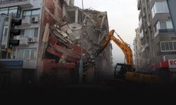 İzmir'de yıkım paniği: Bitişikteki apartman zarar gördü!