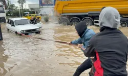 Bodrum'u sağanak vurdu: Sokaklar göle döndü, araçlar yolda kaldı!