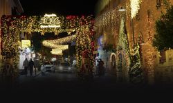 Çeşme’de meydanlar ve sokaklar yeni yıl için hazırlanıyor