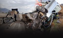 Denizli'de ölümlü kaza! Tır ile çarpışan araç hurdaya döndü
