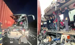Yolcu otobüsü TIR'a çarptı; 6 ölü, 11 yaralı