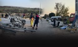 İzmir'de feci kaza... Refüje çarpan araç devrildi!