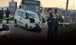 İzmir'de belediye otobüsü araca çarptı: 1 ölü, 2 yaralı!