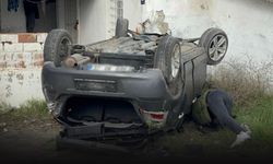 Devrilen otomobilin sürücüsü yaralandı