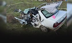 İzmir'de ölümlü kaza... Hurdaya dönen araçtan sürücü kurtarılamadı