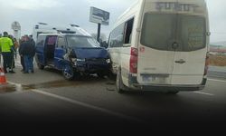 İki minibüs çarpıştı... Feci kazada çok sayıda yaralı var!