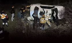 Kontrolden çıkan otomobil şarampole devrildi: Sürücü araçta sıkıştı!