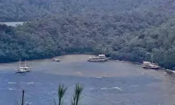 Marmaris'te fırtınada 3 gezi teknesi karaya oturdu