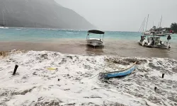 Muğla’da fırtına etkili oldu: İskeleler yıkıldı!