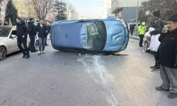Park halindeki araçlara çarpıp takla attı: 2 kişi hastanelik