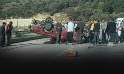 Refüje çarparak devrilen kamyonetin sürücüsü öldü