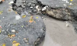 Yağışın ardından çöken yola 2 kişi ve 2 hafif ticari araç düştü