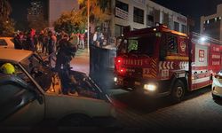 Saniyelerle hayatta kaldılar... Park ettiği araç aniden alev aldı!