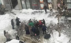 Çatıdan düşen kar kütlesi can aldı