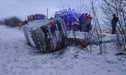 Kontrolden çıkan minibüs tarlaya devrildi: 5 kişi hastanelik