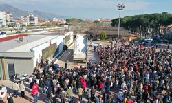 Aydın'da vatandaşlar kamyonla getirilen karda eğlendi