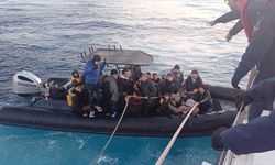 İzmir açıklarında 56 düzensiz göçmen ve 1 insan kaçakçısı şüphelisi yakalandı