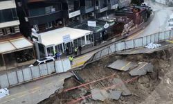 Kuşadası'nda yolda çökme meydana geldi