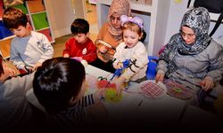 Bornova’da minik eller tezgâh başında