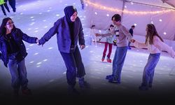 İzmir’de tatil coşkusu buz pistlerine taşındı