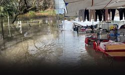 Çeşme'yi sağanak vurdu... Pazaryeri ve mezarlığı sel aldı!