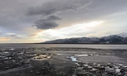 Eksi 15 derece soğuk Eber Gölü’nü dondurdu