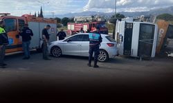 İş makinesi taşıyan kamyon devrildi: Faciadan dönüldü!