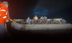 İzmir açıklarında lastik botta can pazarı: 39 düzensiz göçmen kurtarıldı!