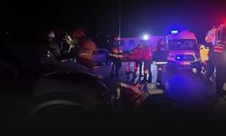 İzmir'de iki araç kafa kafaya çarpıştı... 2'si ağır 6 yaralı!