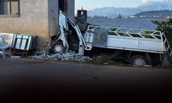 Kontrolden çıkan kamyonet eve çarptı: 19 yaşındaki sürücü kurtarılamadı!