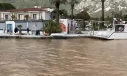 'Sakin Şehir'de sağanak sonrası deniz kahverengiye döndü