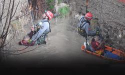 Büyükşehir ekiplerinden 'sağanak' seferberliği... Mahsur kalan kişi kurtarıldı!