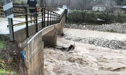 Sağanak sonrası çay taştı: 2 köprüde hasar oluştu