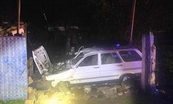 GÜNCELLEME - İzmir'de bahçe duvarına çarpan otomobildeki 1 kişi öldü