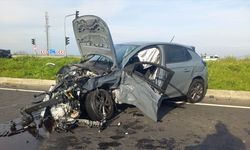 Manisa'da çarpışan otomobillerin sürücüleri yaralandı